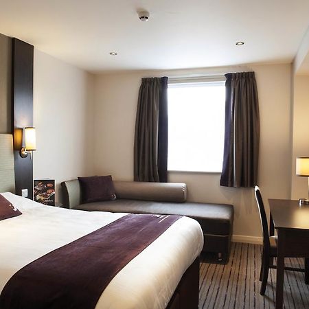 Premier Inn Watford Central Exterior foto