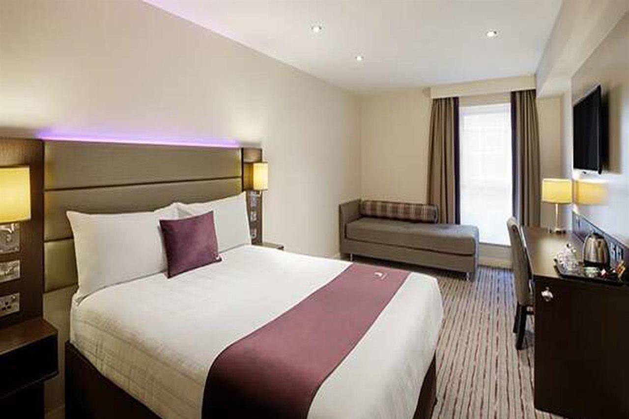 Premier Inn Watford Central Exterior foto