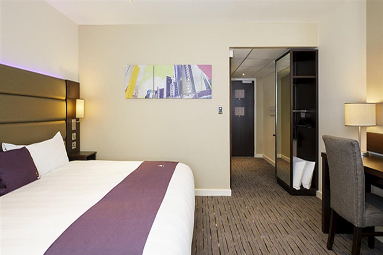 Premier Inn Watford Central Exterior foto
