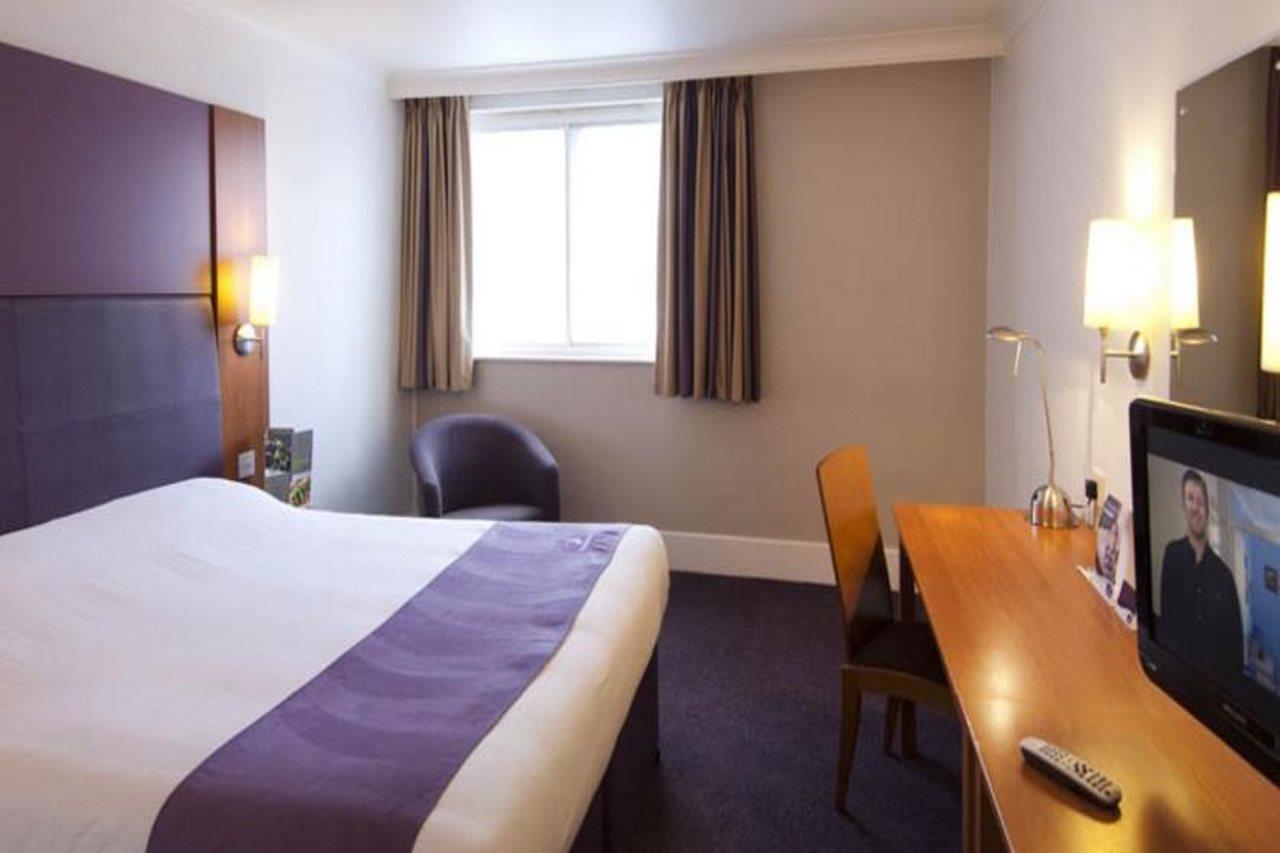 Premier Inn Watford Central Exterior foto
