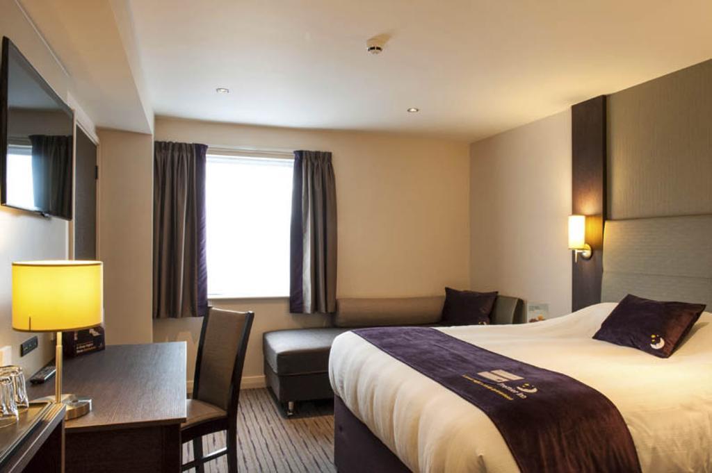 Premier Inn Watford Central Exterior foto