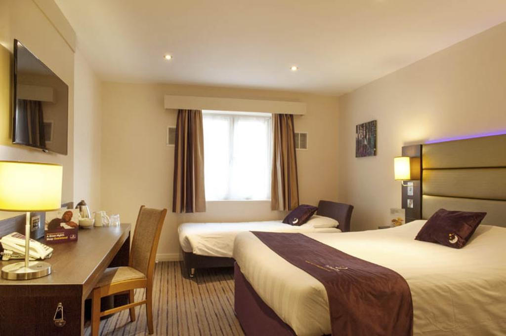 Premier Inn Watford Central Exterior foto
