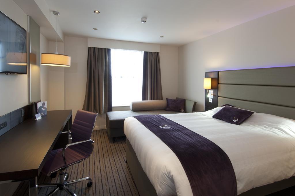 Premier Inn Watford Central Exterior foto